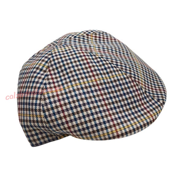 Gorra de verano a cuadros cortada en piezas