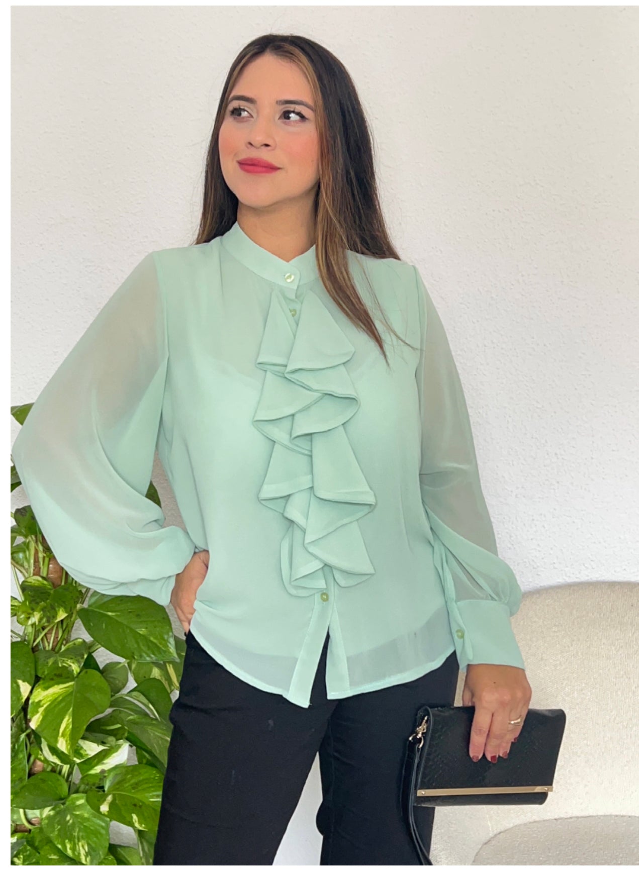 Blusa Ahinoa con cuello vuelo