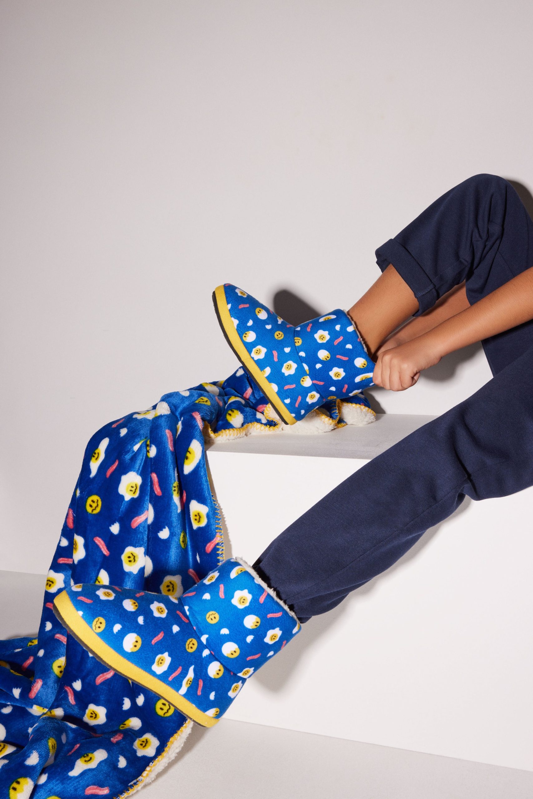 Pack Botas de casa afelpadas infantiles & Manta English breakfast