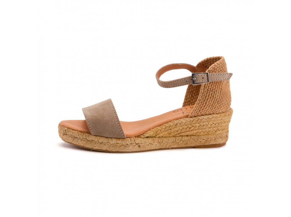 Alpargata abierta serraje piedra con cuña baja y hebilla Paula Pepa&Cris