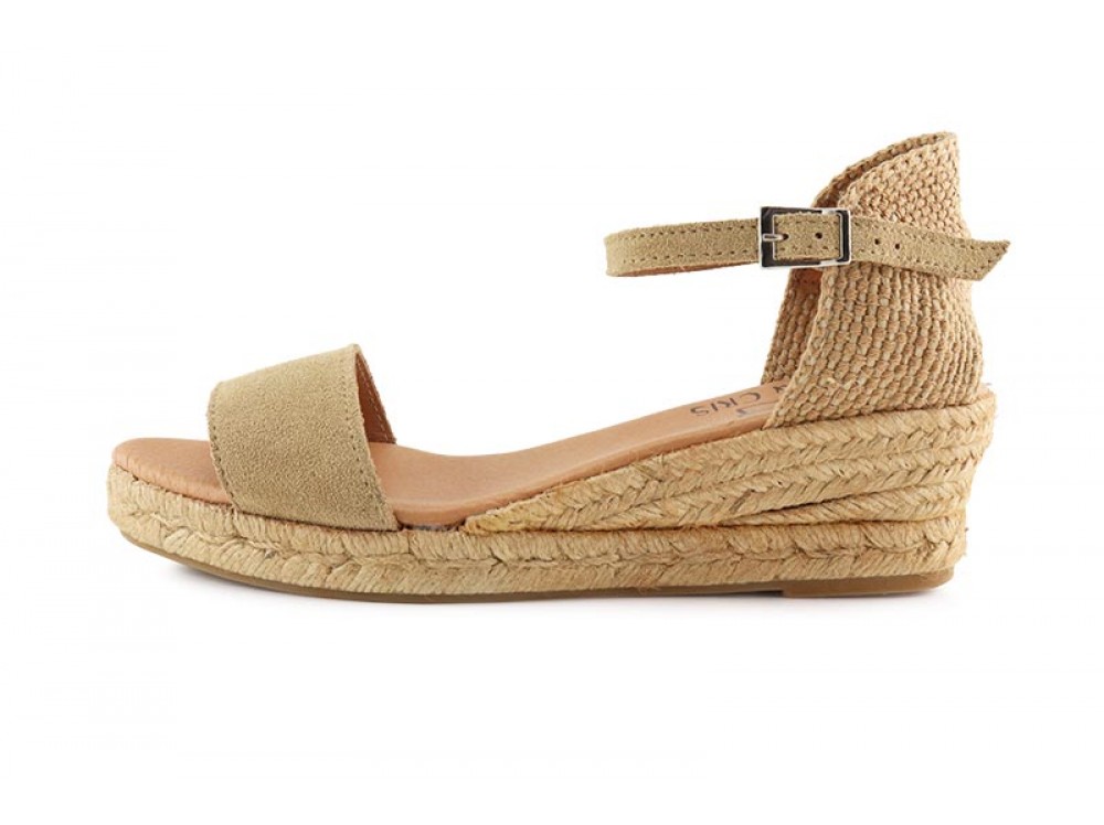 Alpargata abierta serraje arena con cuña baja y hebilla Pepa y Cris
