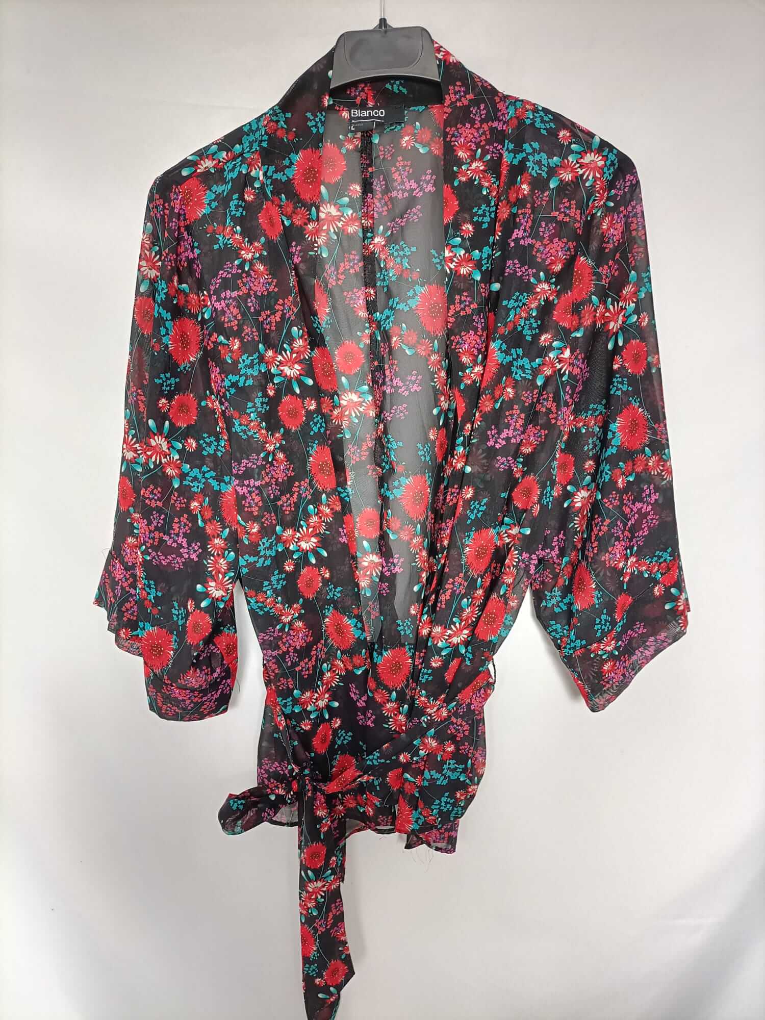 BLANCO.Blusa/kimono negro y rojo T.L
