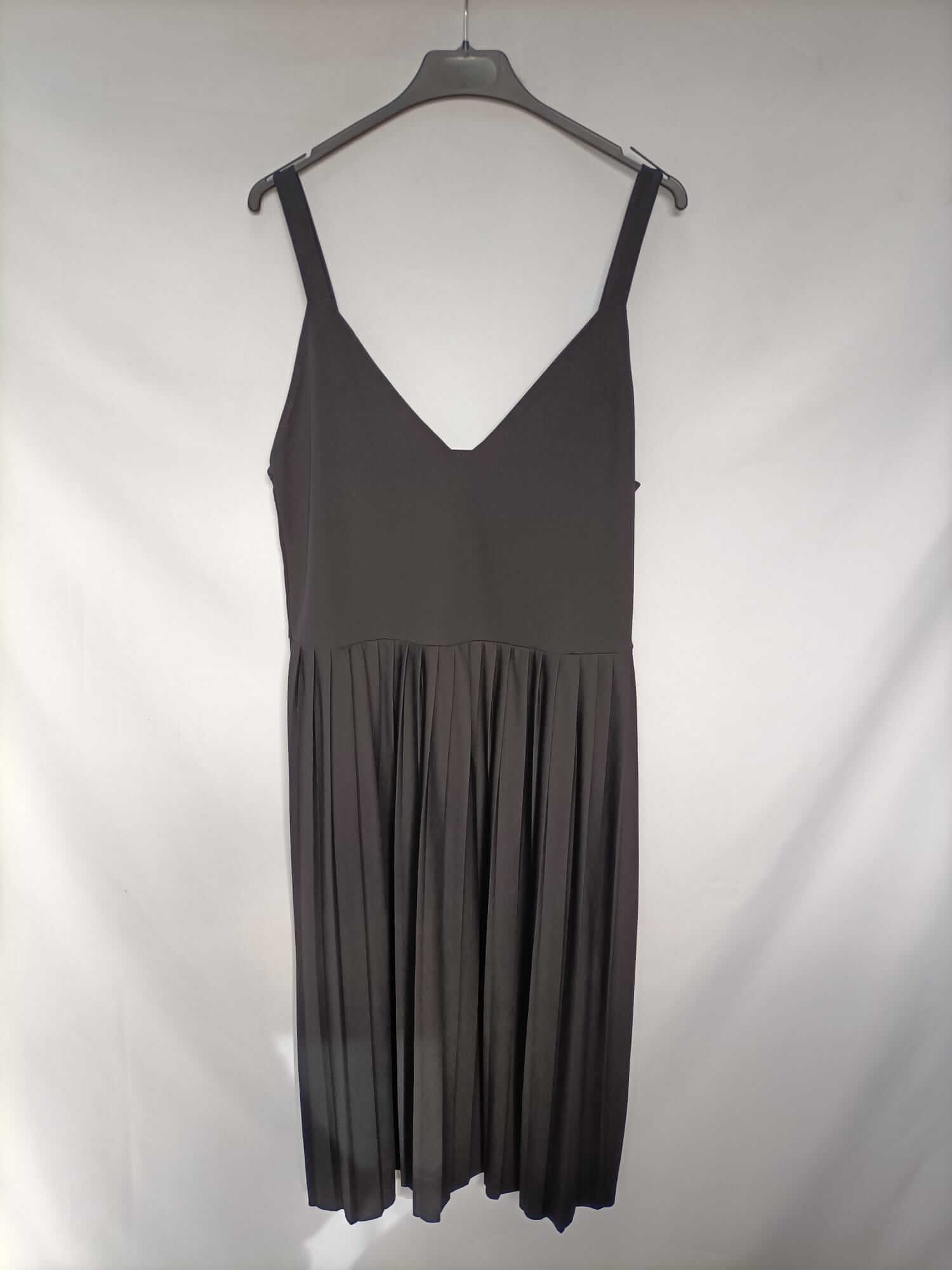 ZARA.Vestido middi negro plisado T.m