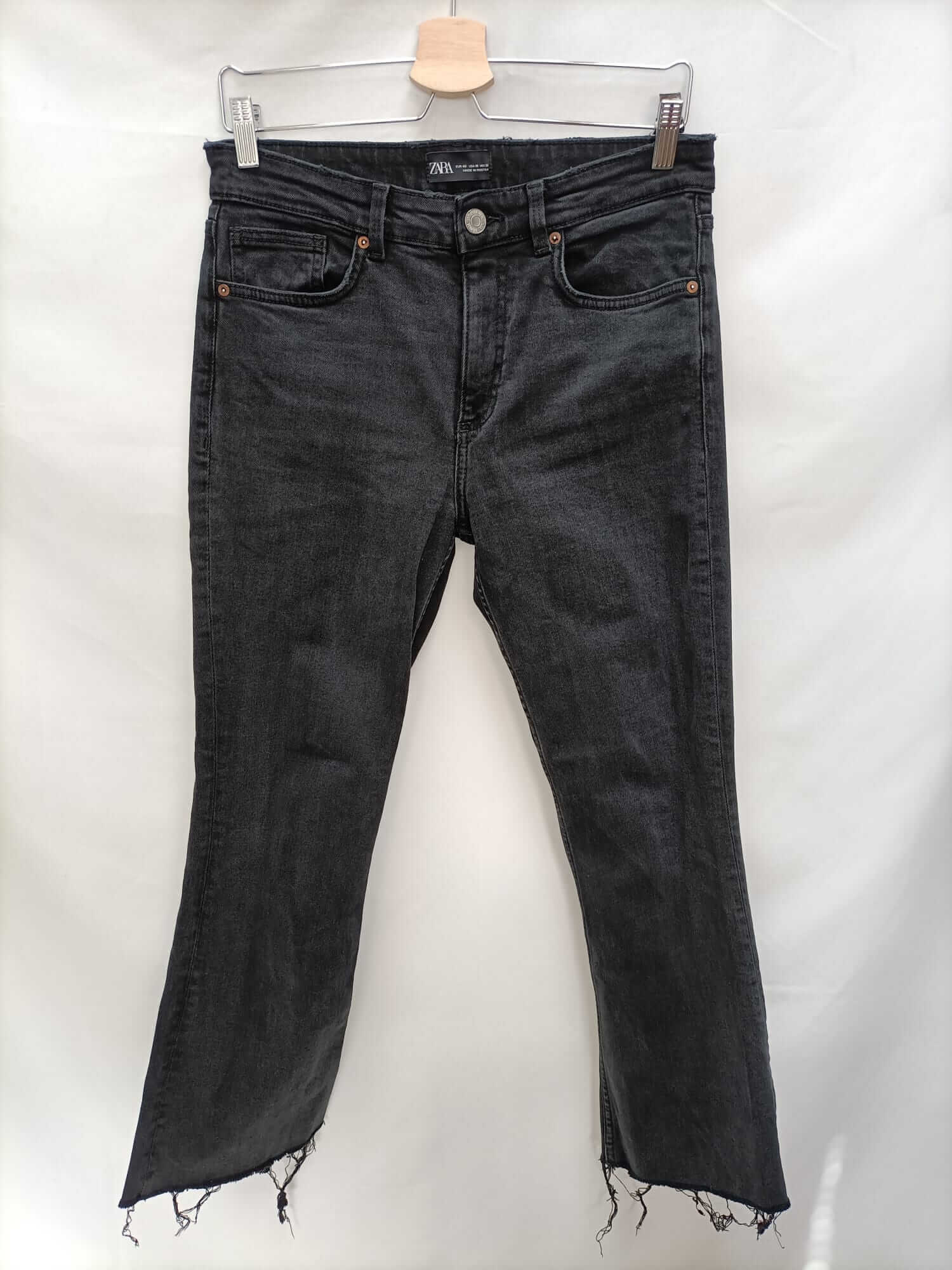 ZARA.Pantalones denim negros deshilachados T.40