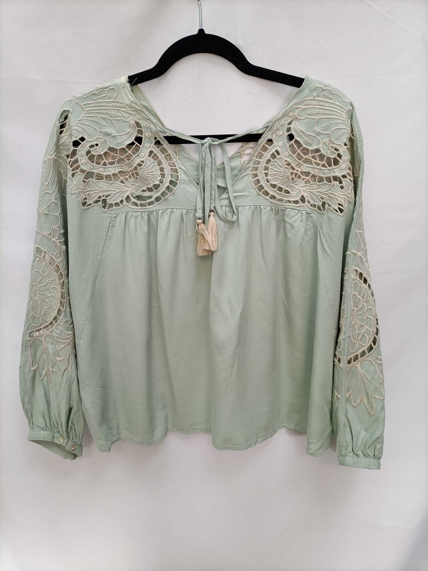 MEISIE.Blusa verde encaje hombros T.m