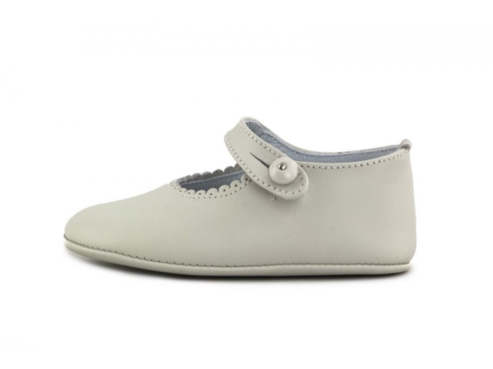 Merceditas de cuna piel beige con botón Jeromín