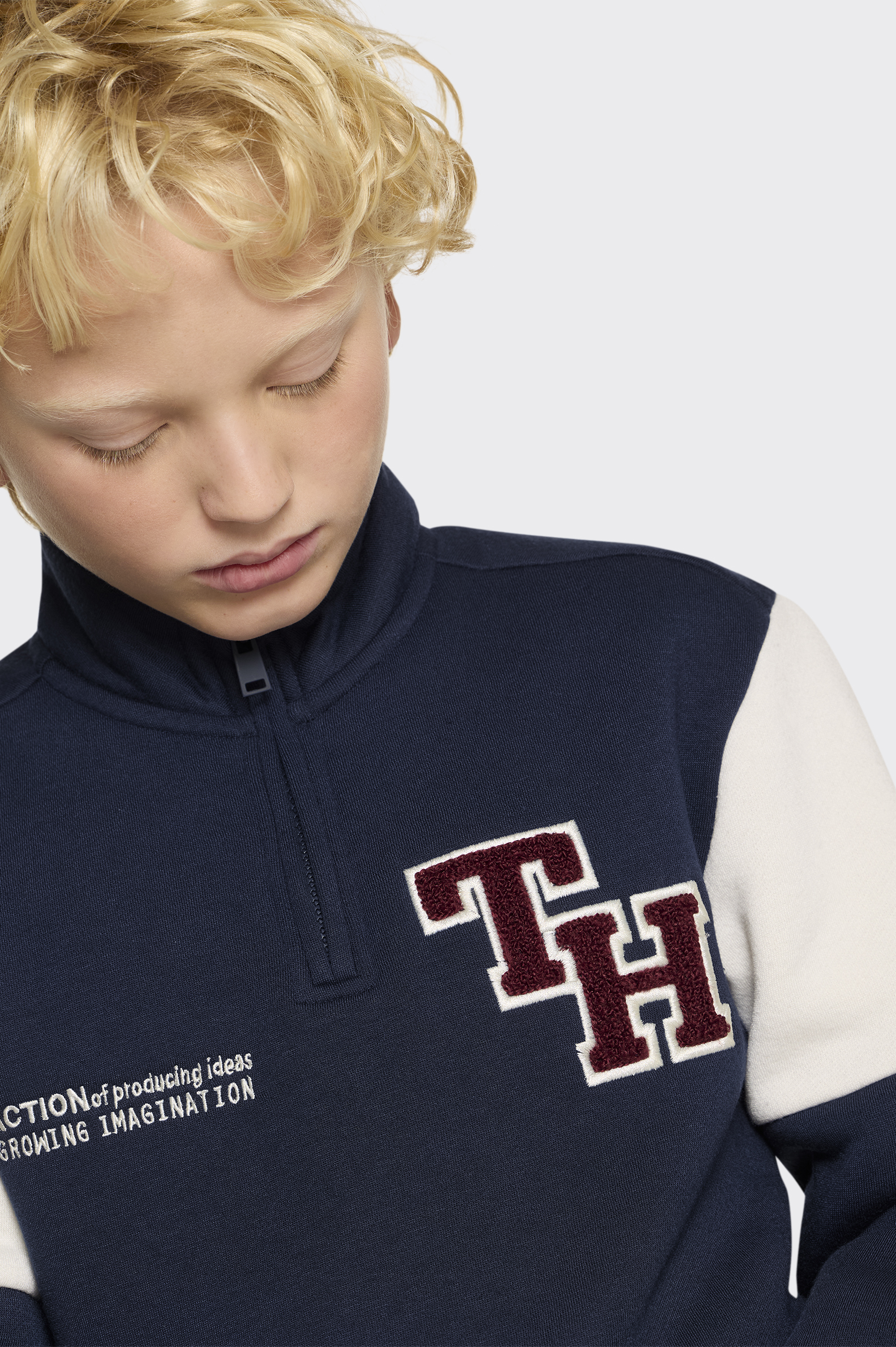 SUDADERA ESSENTIALS Tenth MEDIA CREMALLERA BORDADO NIÑO