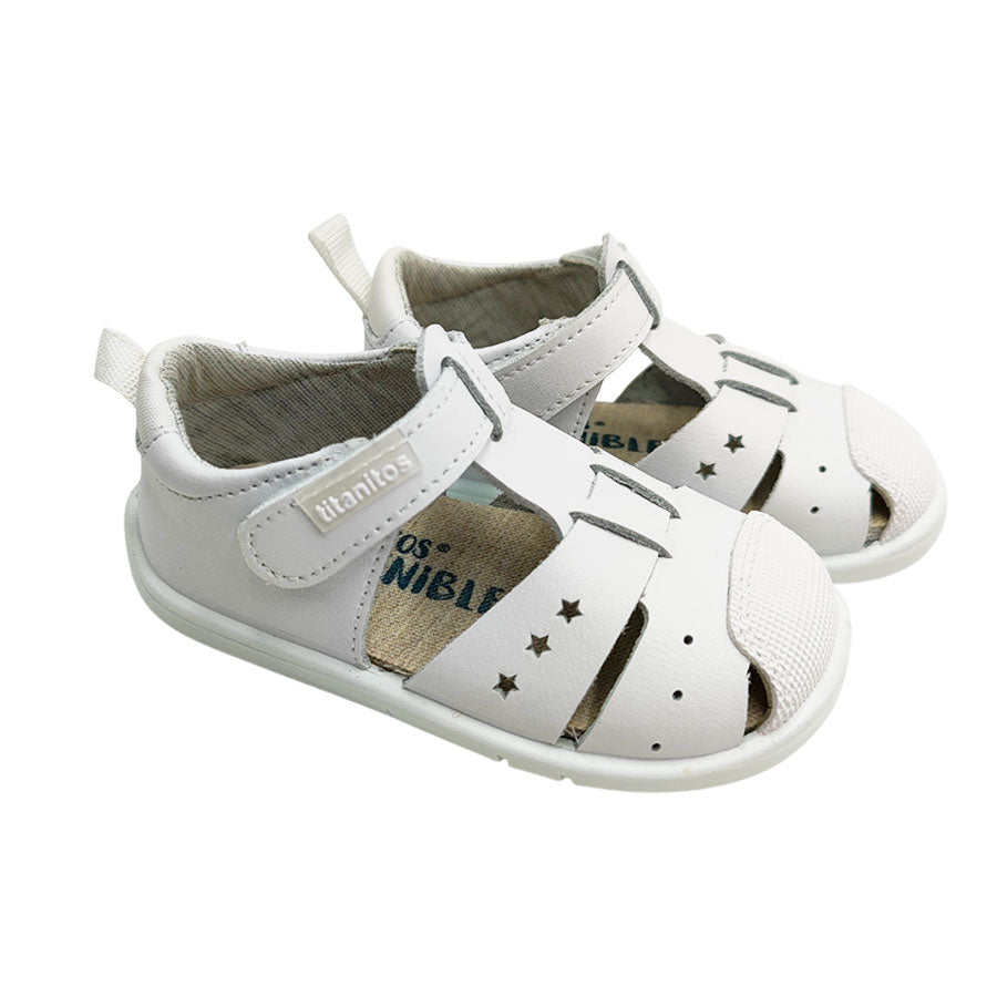 Sandalia cerrada con puntera Titanitos modelo Fabi