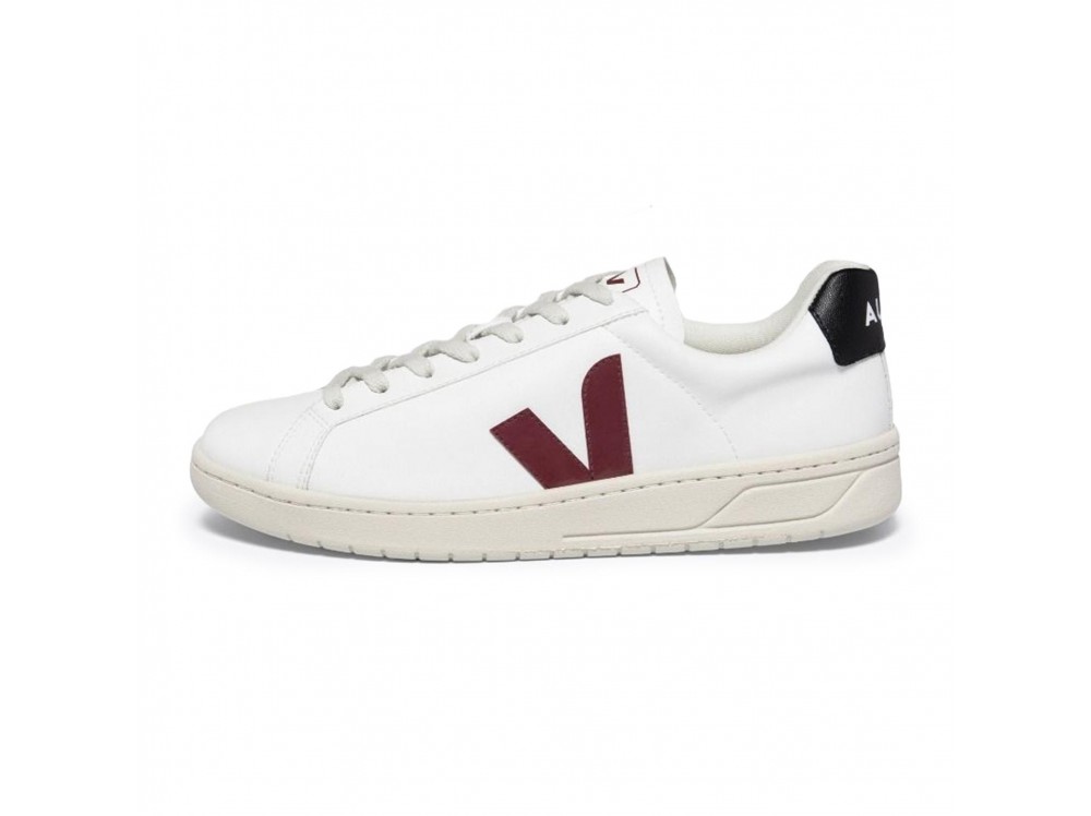 Deportiva blanca y logo burdeos de CWL Veja URCA