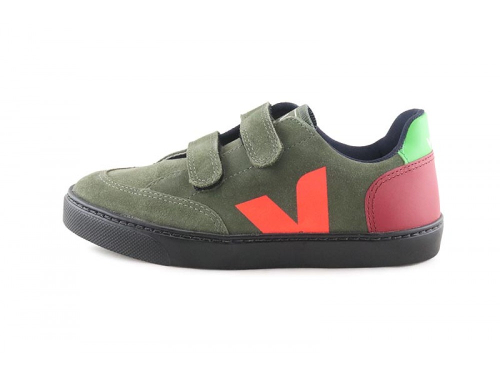 Deportiva en ante kaki y suela negra con velcro Veja V12