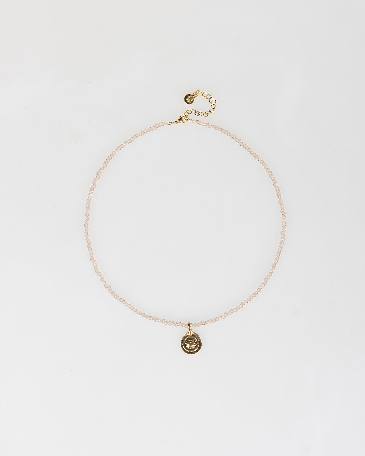 Collar dorado con abalorio