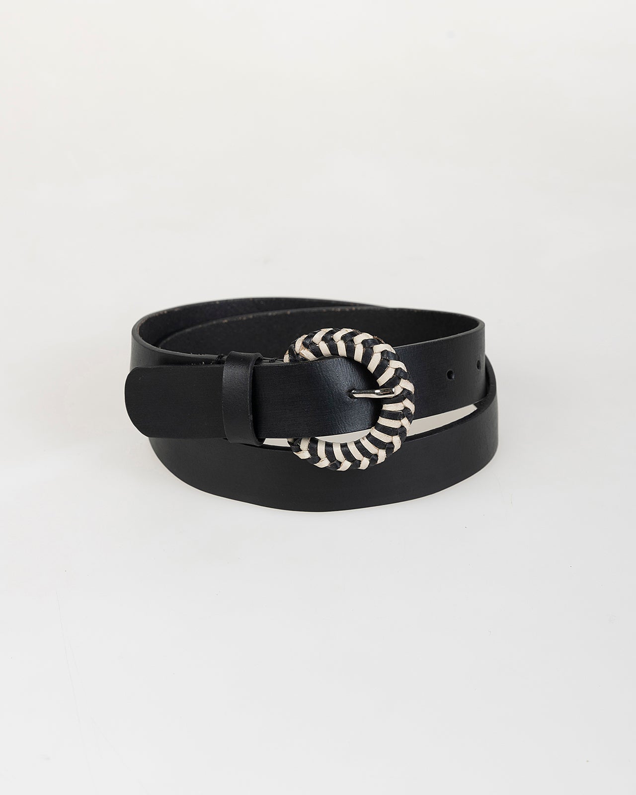 Cinturón negro con hebilla bicolor