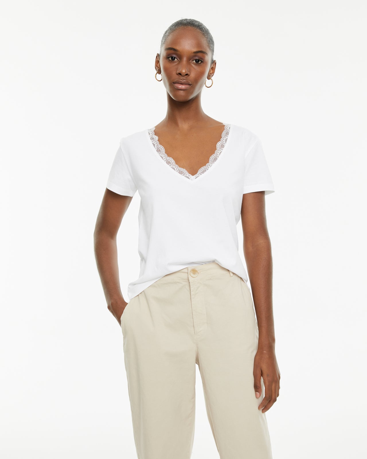 Camiseta ajustada manga corta con detalle encaje en escote pico