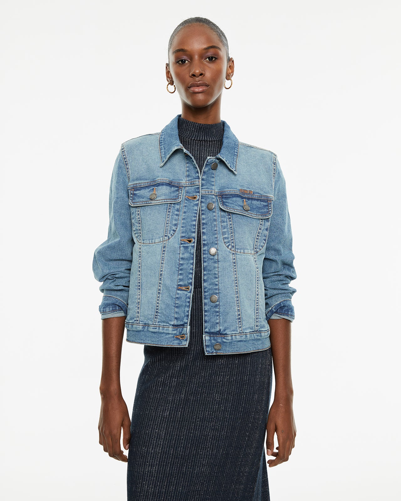 Cazadora denim manga larga con cuello camisero y botones plata