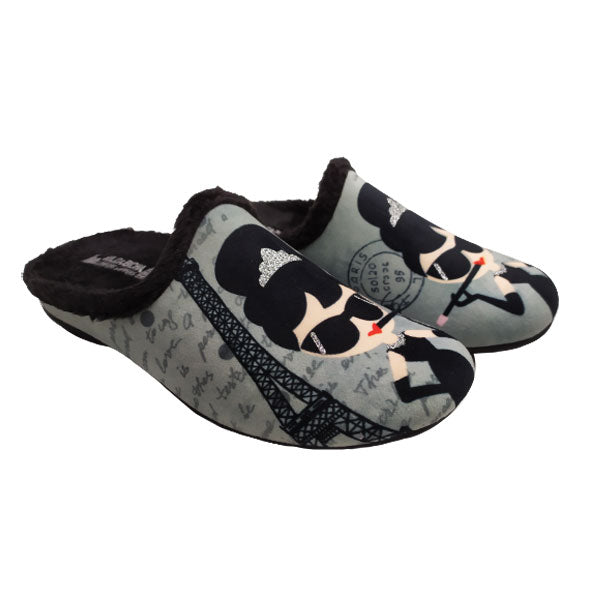 Zapatilla de casa fumando en París