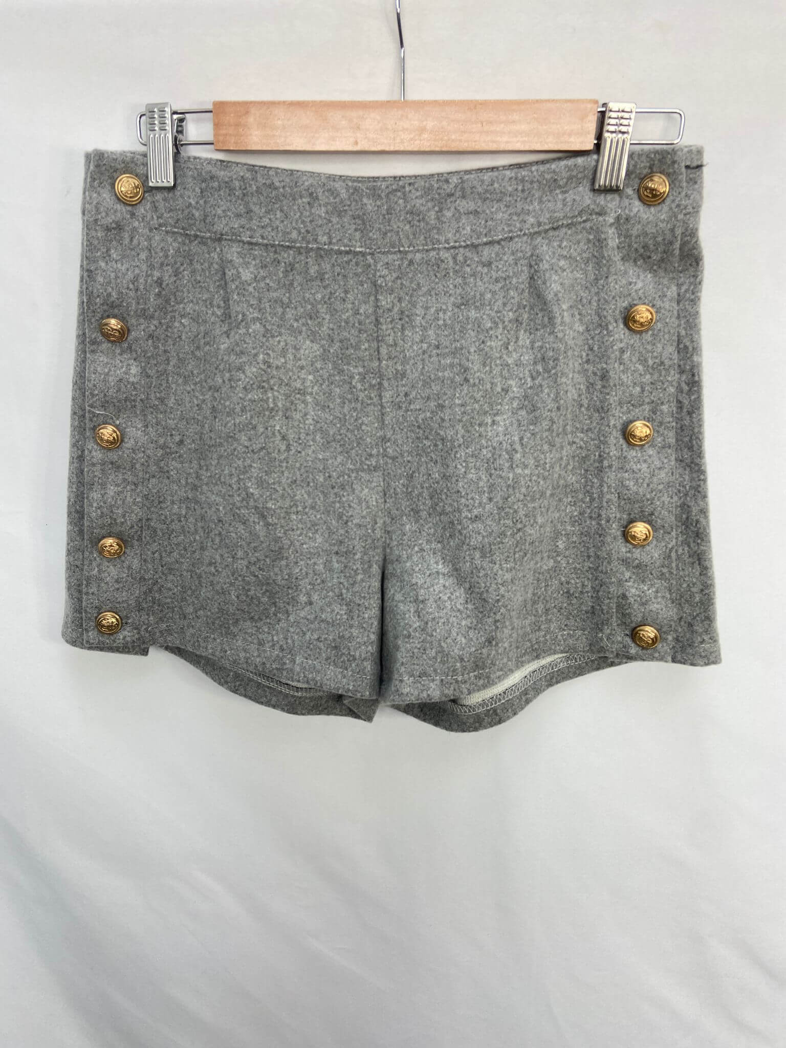 NEW COLLECTION. Shorts grises