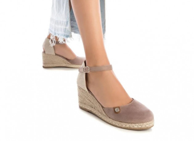 Cuñas de esparto con punta cerrada beige