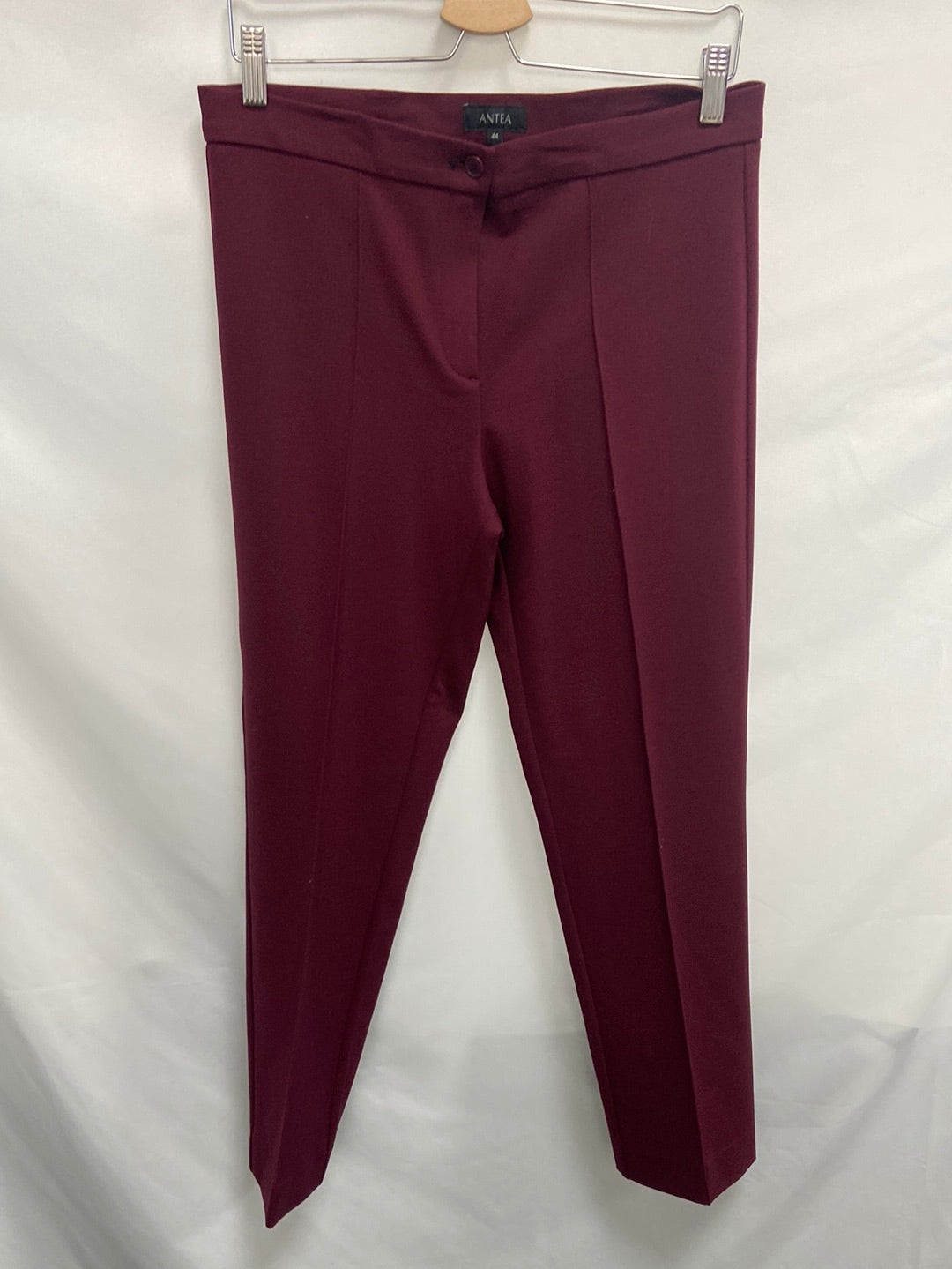 ANTEA.Pantalones pinzas burdeos T.44