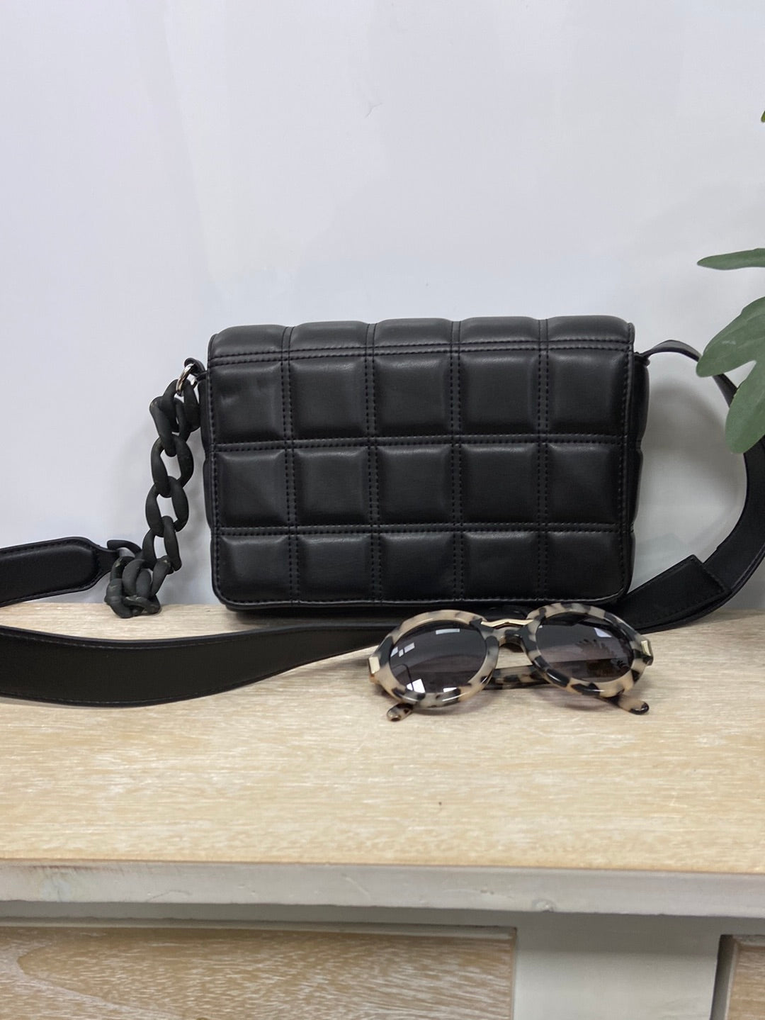 VIOLETA BY MAGO. bolso negro acolchado