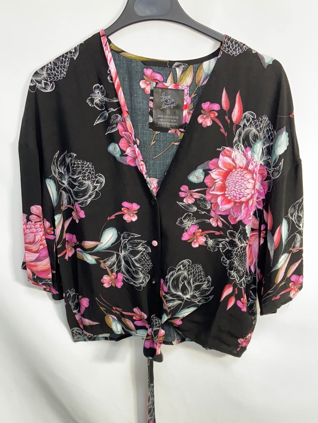 LOVE TO LOUNGE.Blusa negra flores T.xs