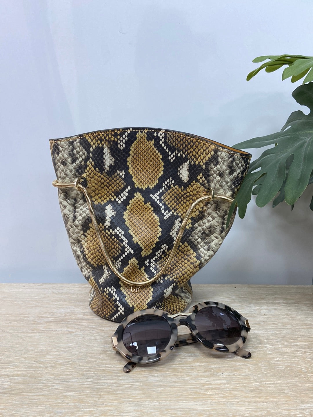 GEORGES RECH. Bolso saco serpiente