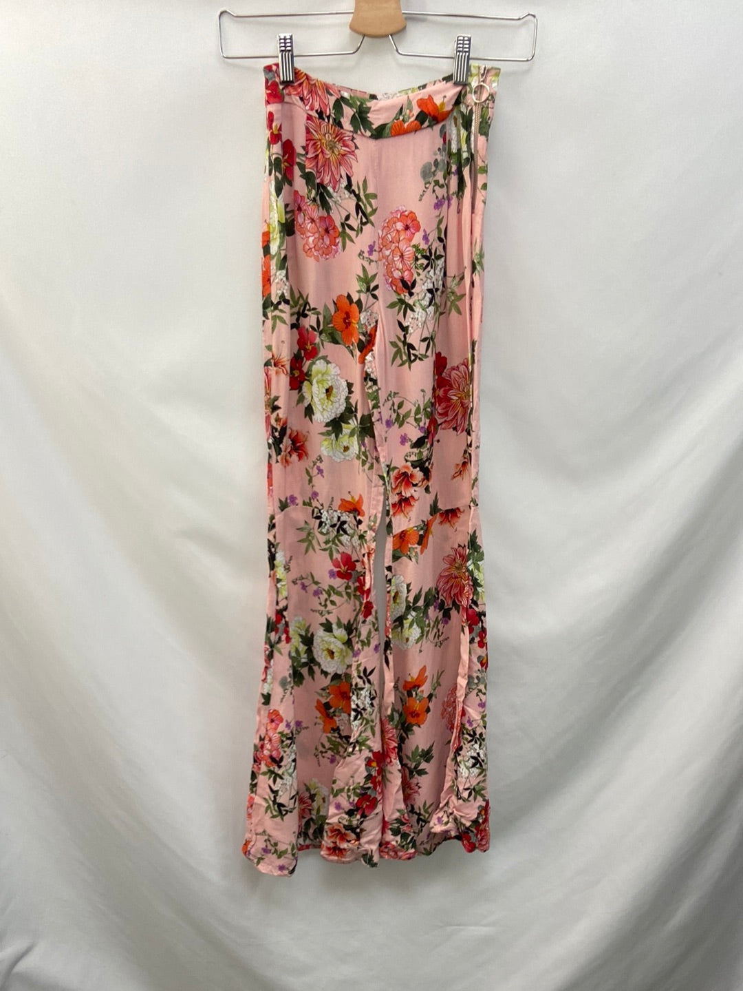 BERSHKA. Pantalón flores T.32