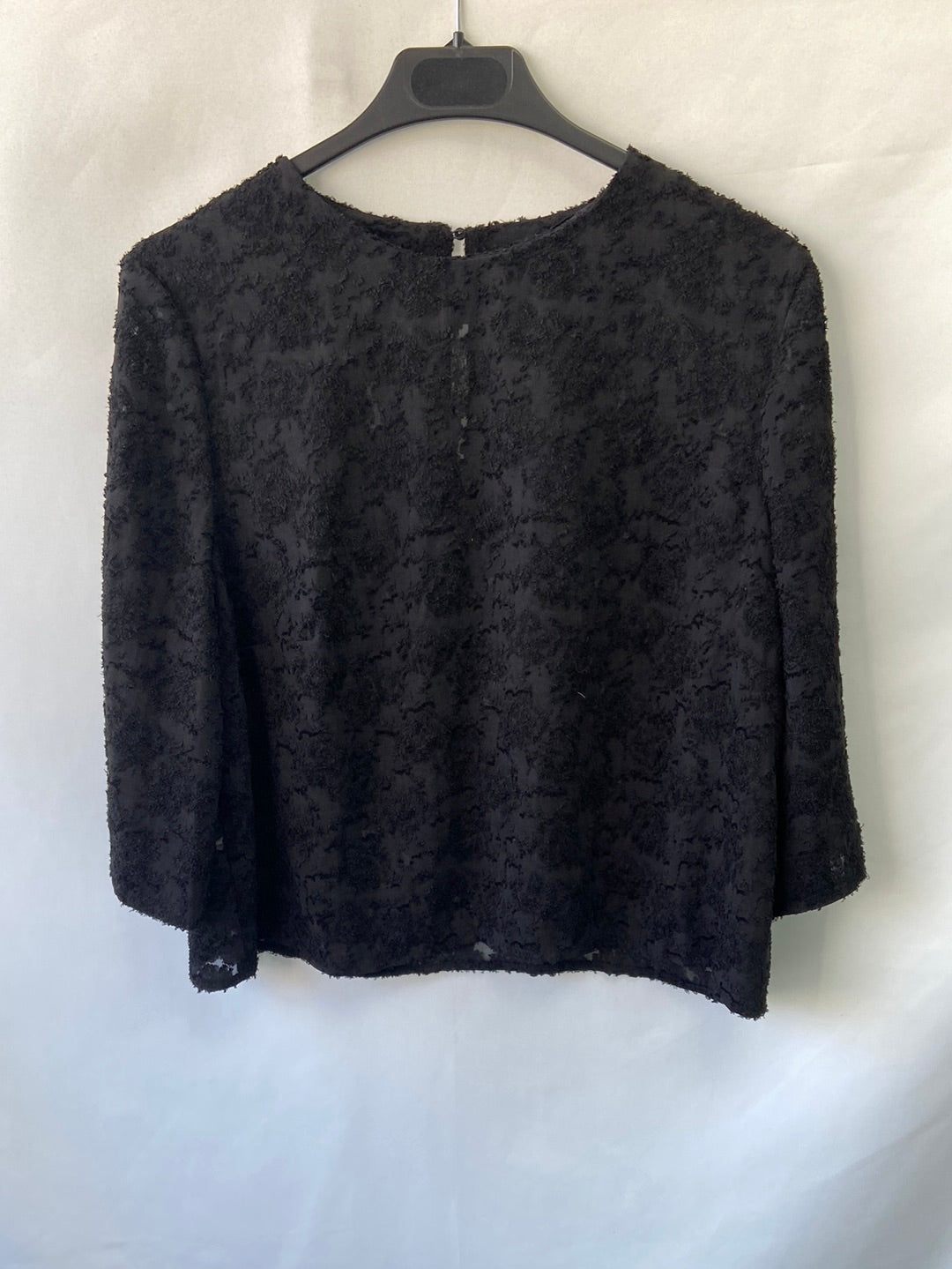 MANGO. Blusa negra textura T.L