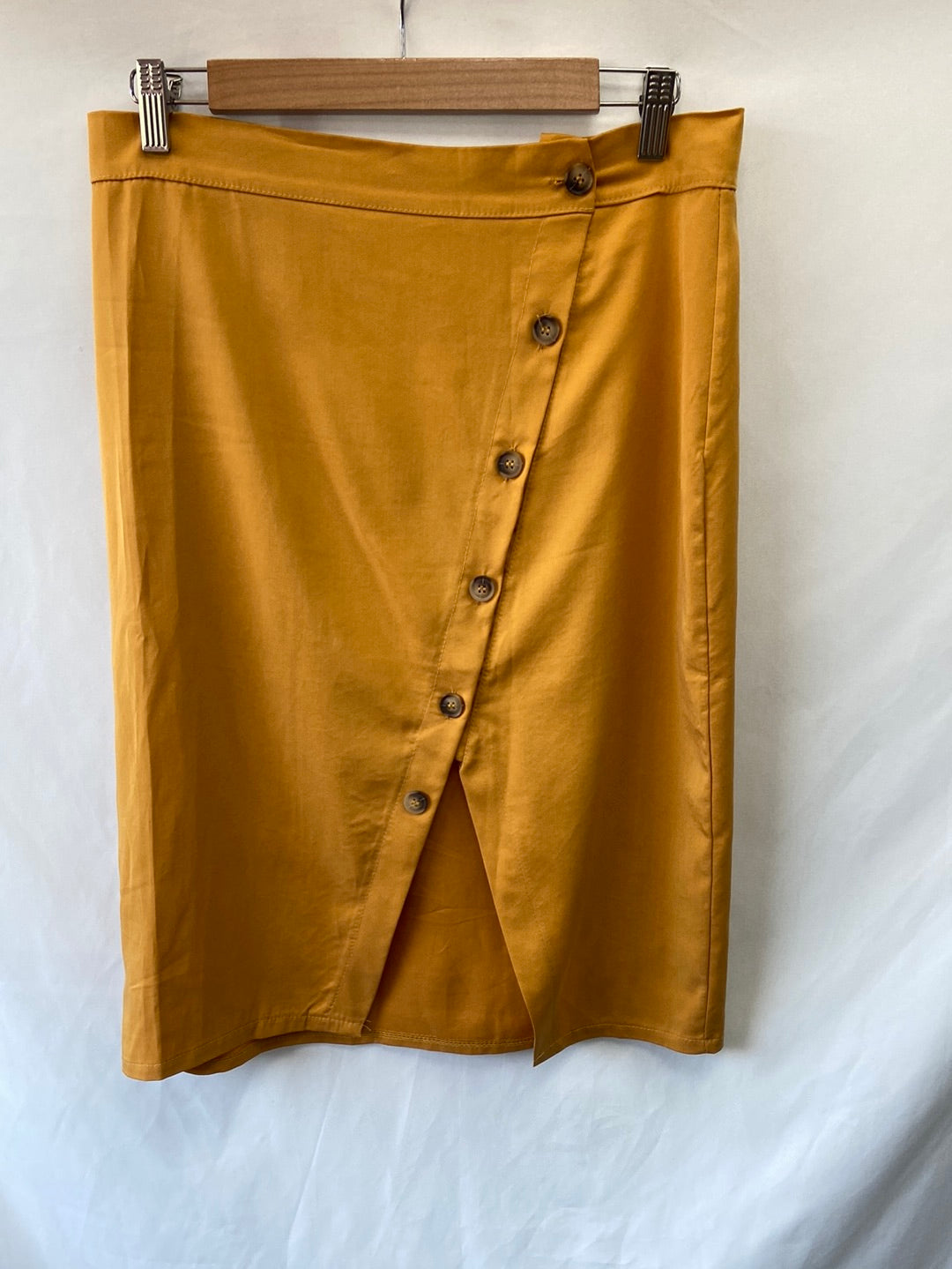 VALENTINA.Falda mostaza botones T.40