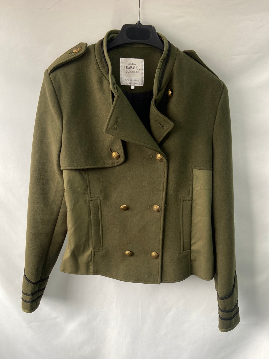 ZARA.Cazadora verde cruzada T.L