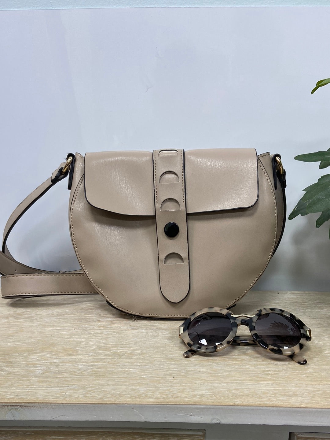 OTRAS. Bolso beige bandolera