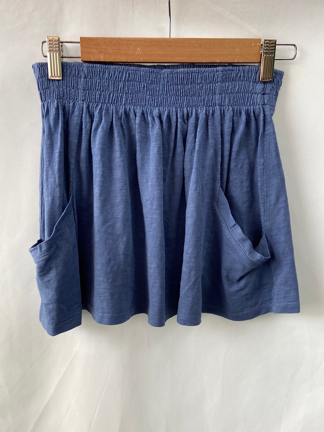 GREEN COAST. Falda corta azul vuelo T.S