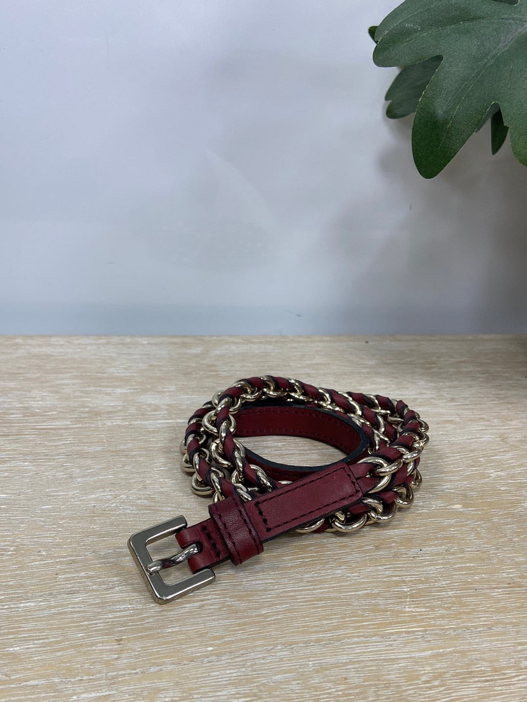 MASSIMO DUTTI. Cinturon de piel burdeos cadena T. 70