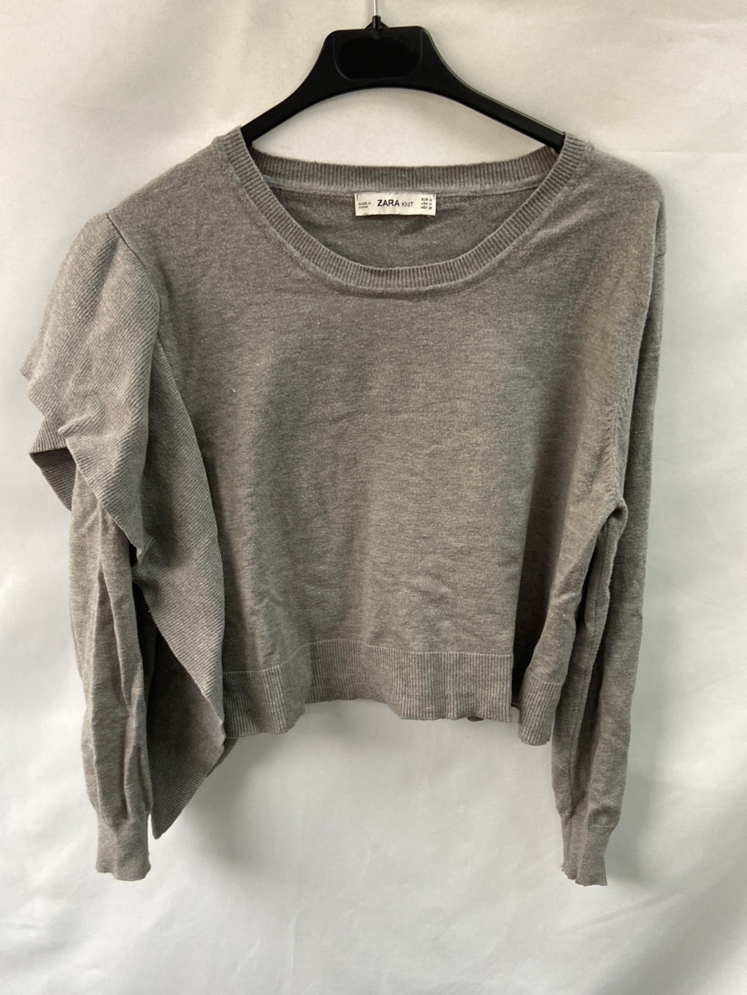 ZARA.jersey gris estilo crop volante T.M (Tara)