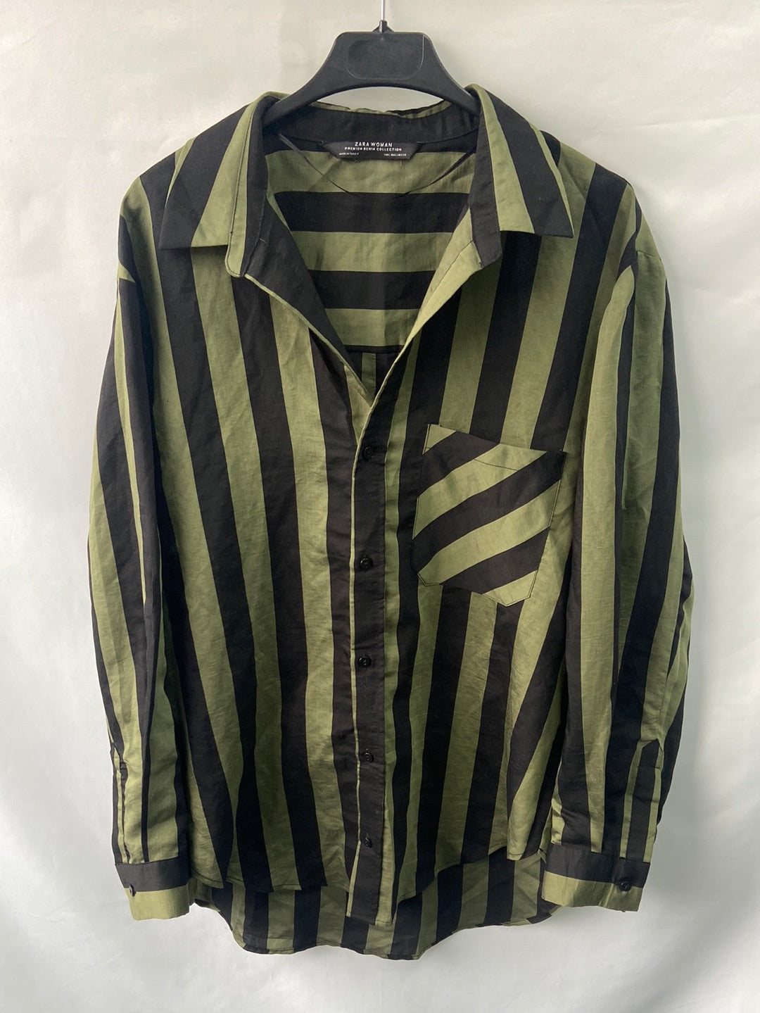 ZARA. Camisa rayas negras y verdes T.L