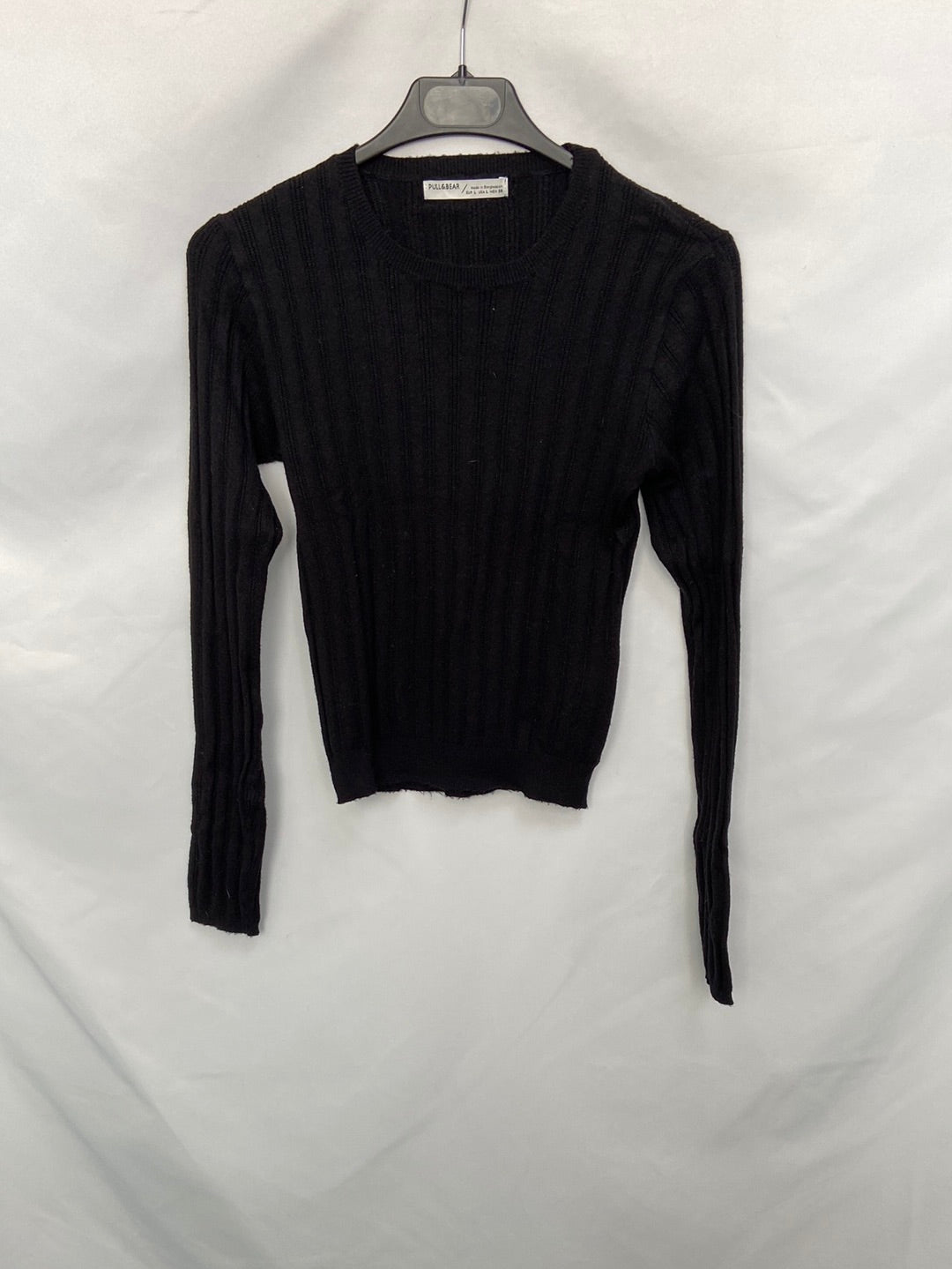 PULL&BEAR.Jersey cortito canalé negros T.L