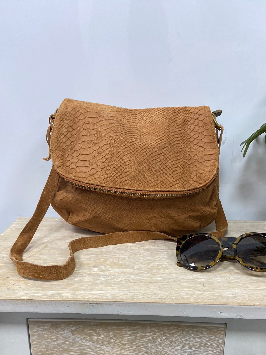 GENUINE LEATHER. Bolso marrón piel bandolera