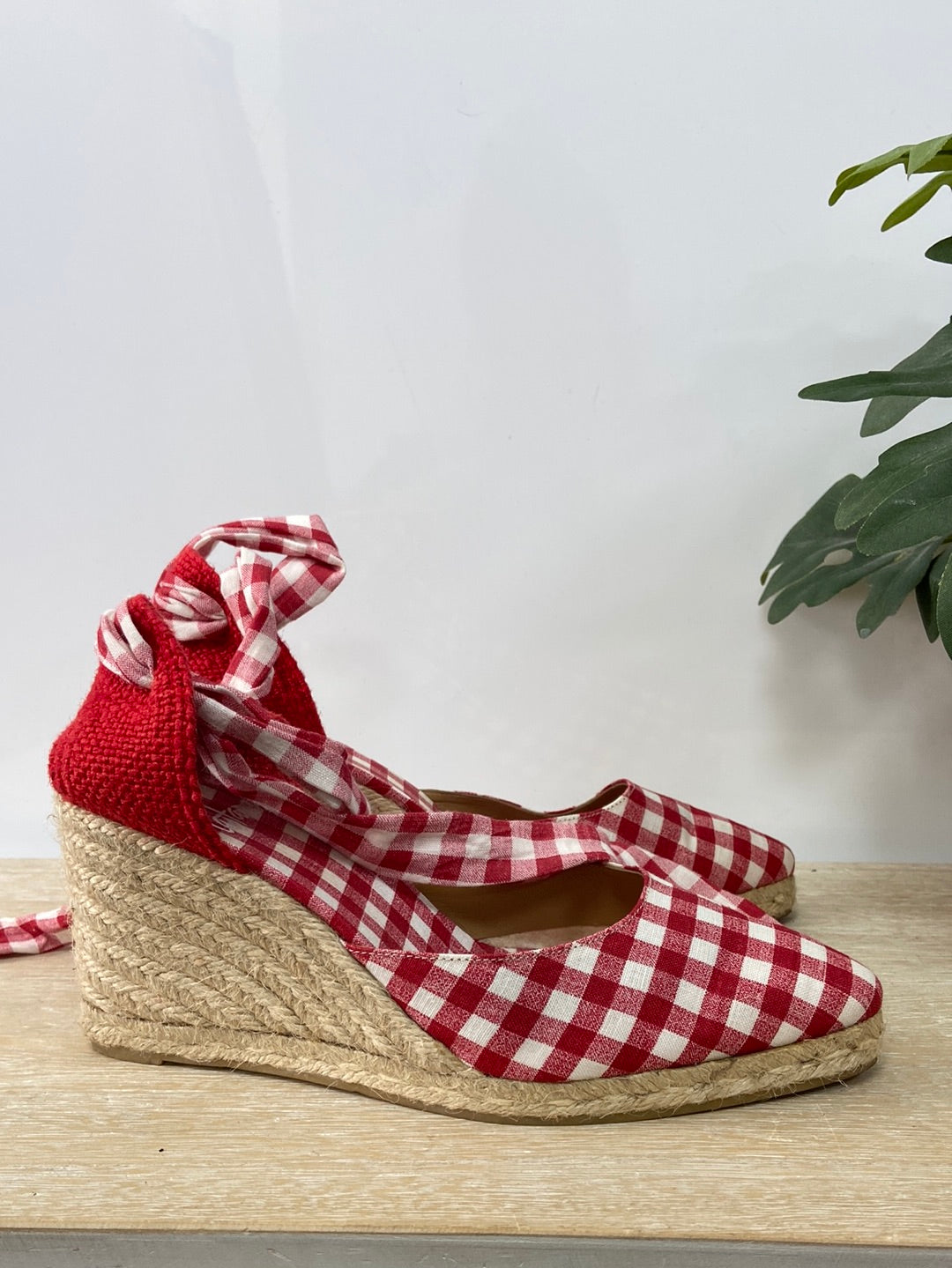 CASTAÑER. Cuñas cuadros vichi rojas T. 38