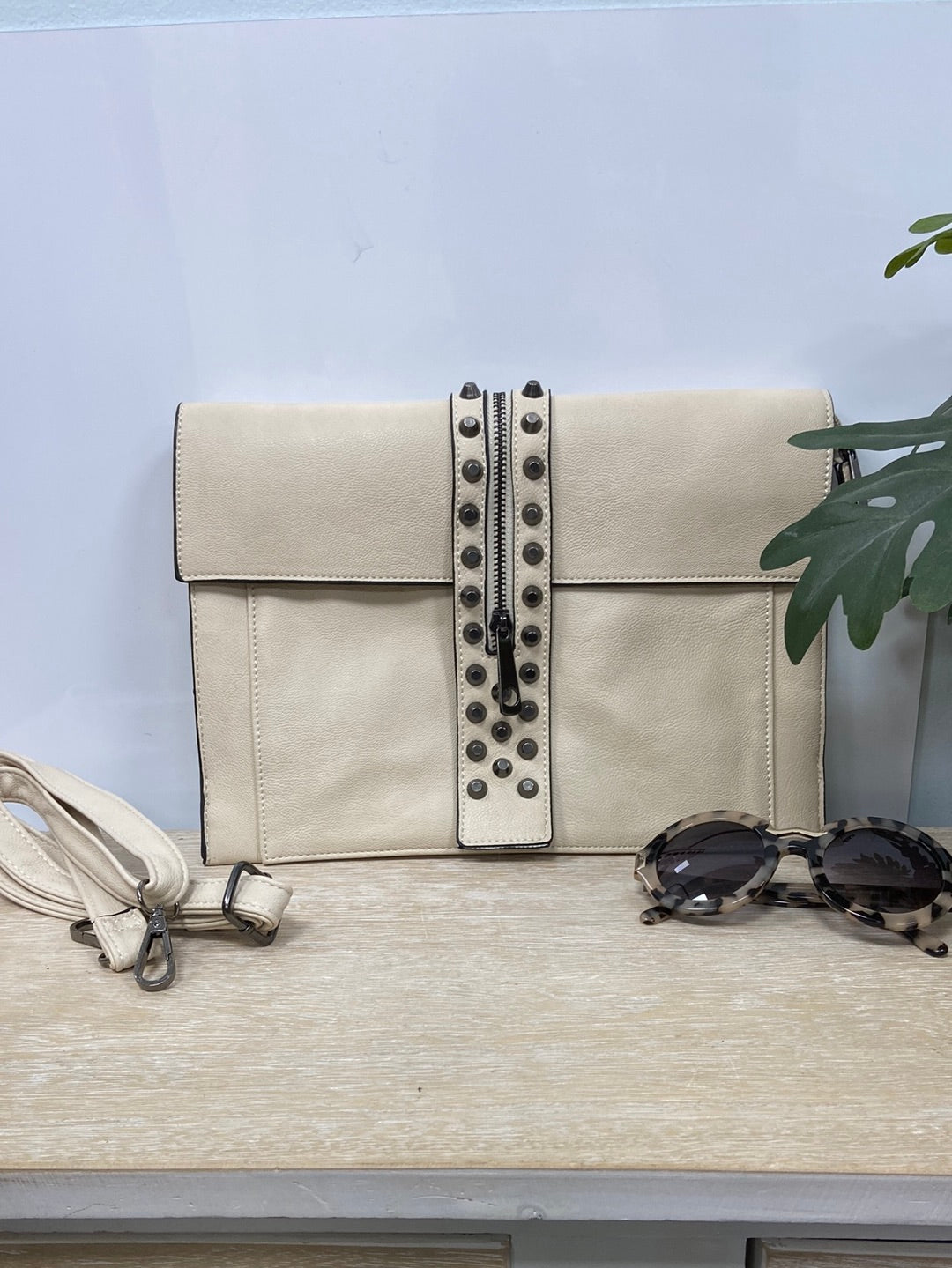 MISAKO.Bolso beige tachuelas y cremallera