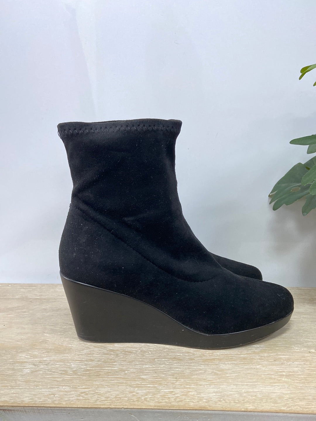 ANTEA.Botines negros cuña T.38