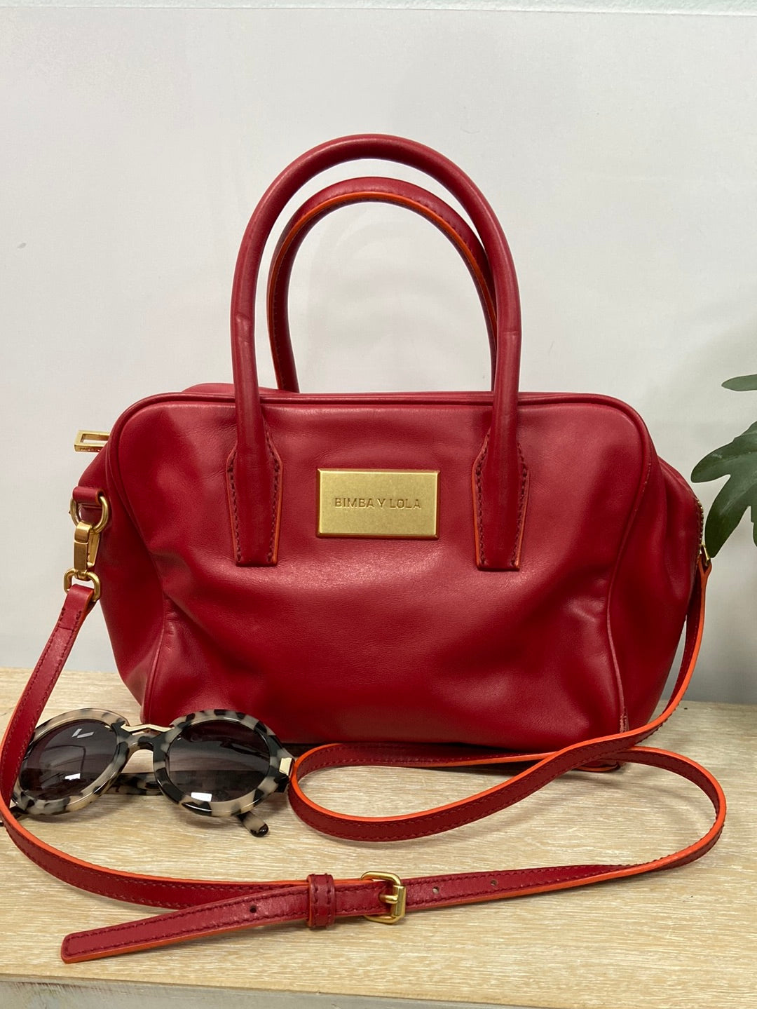 BIMBA Y LOLA. Bolso rojo de piel