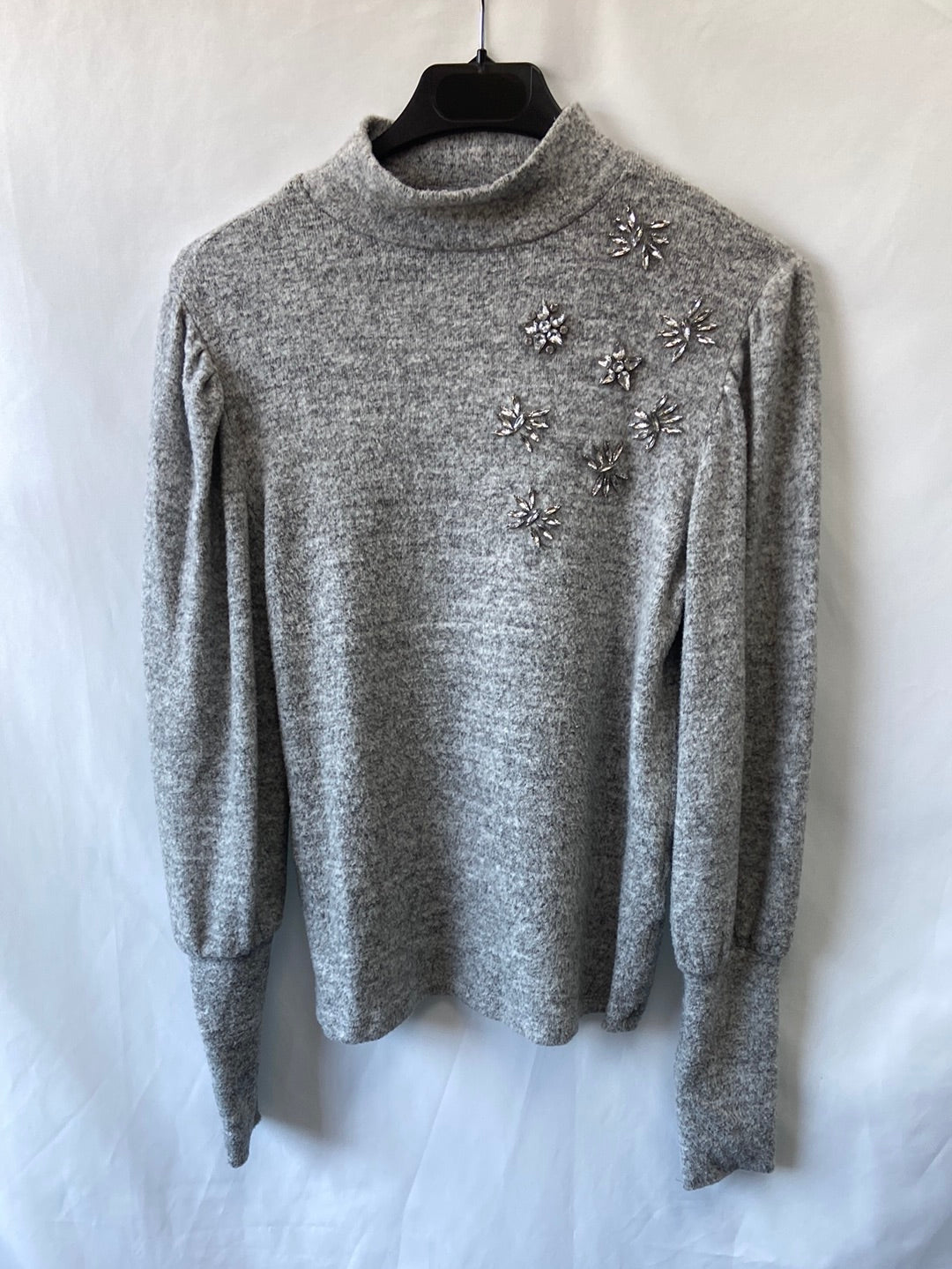 STRADIVARIUS.Jersey gris ligero pedrería T.m