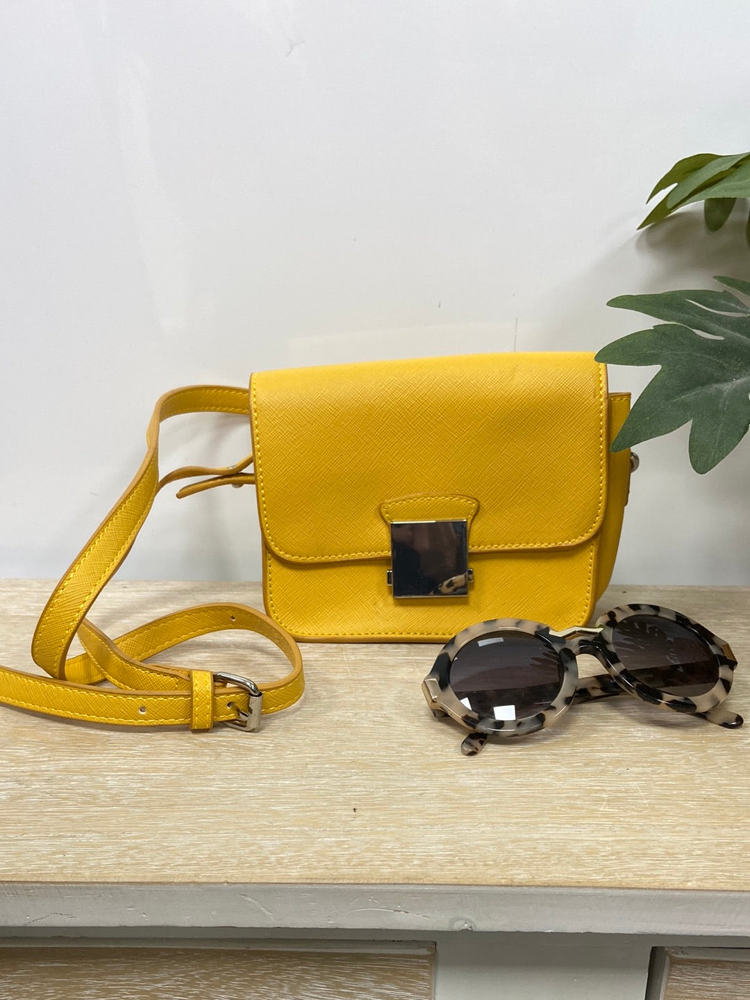 ZARA. Bolso mini amarillo