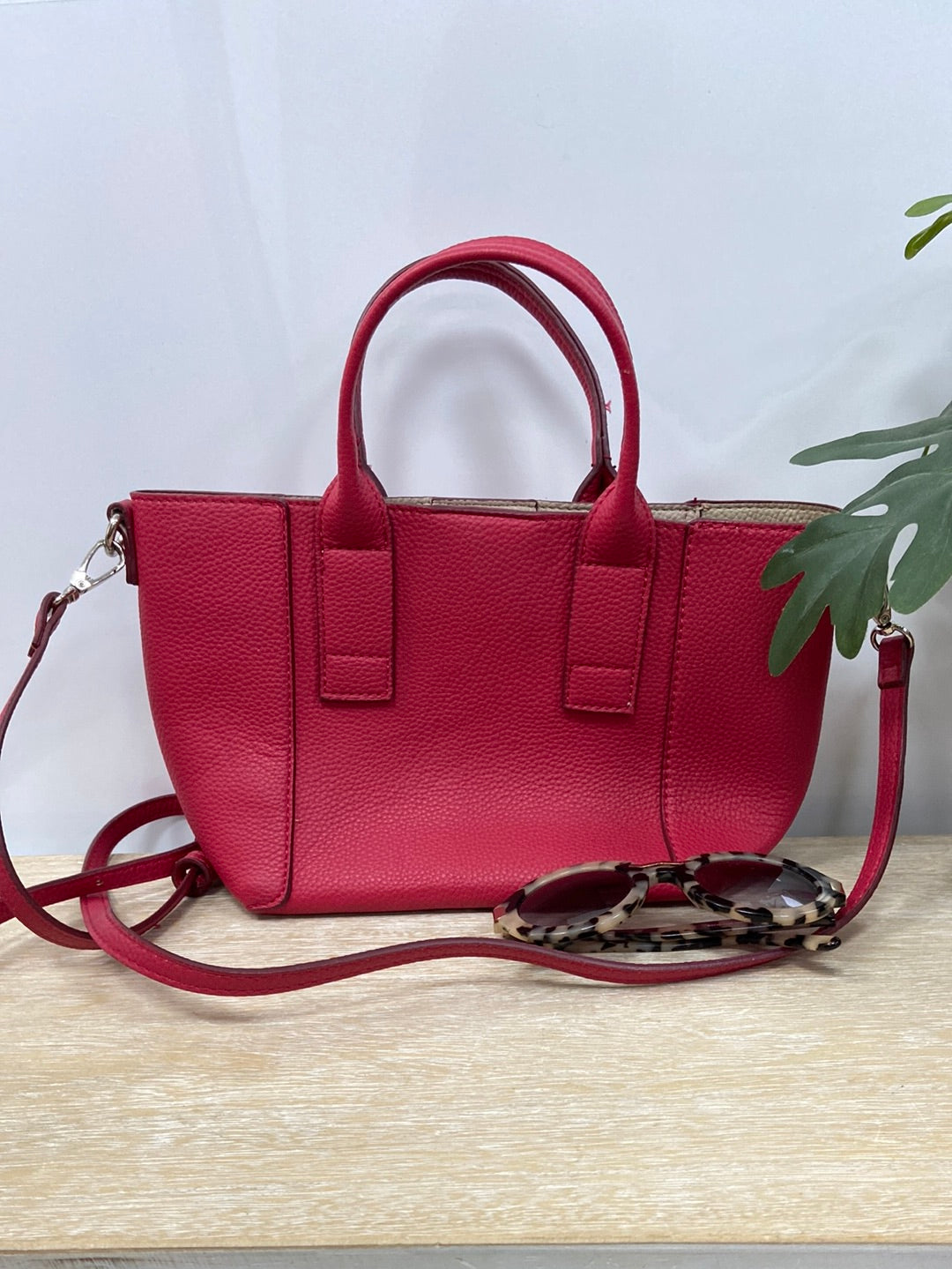 OTRAS. Bolso rosa oscuro