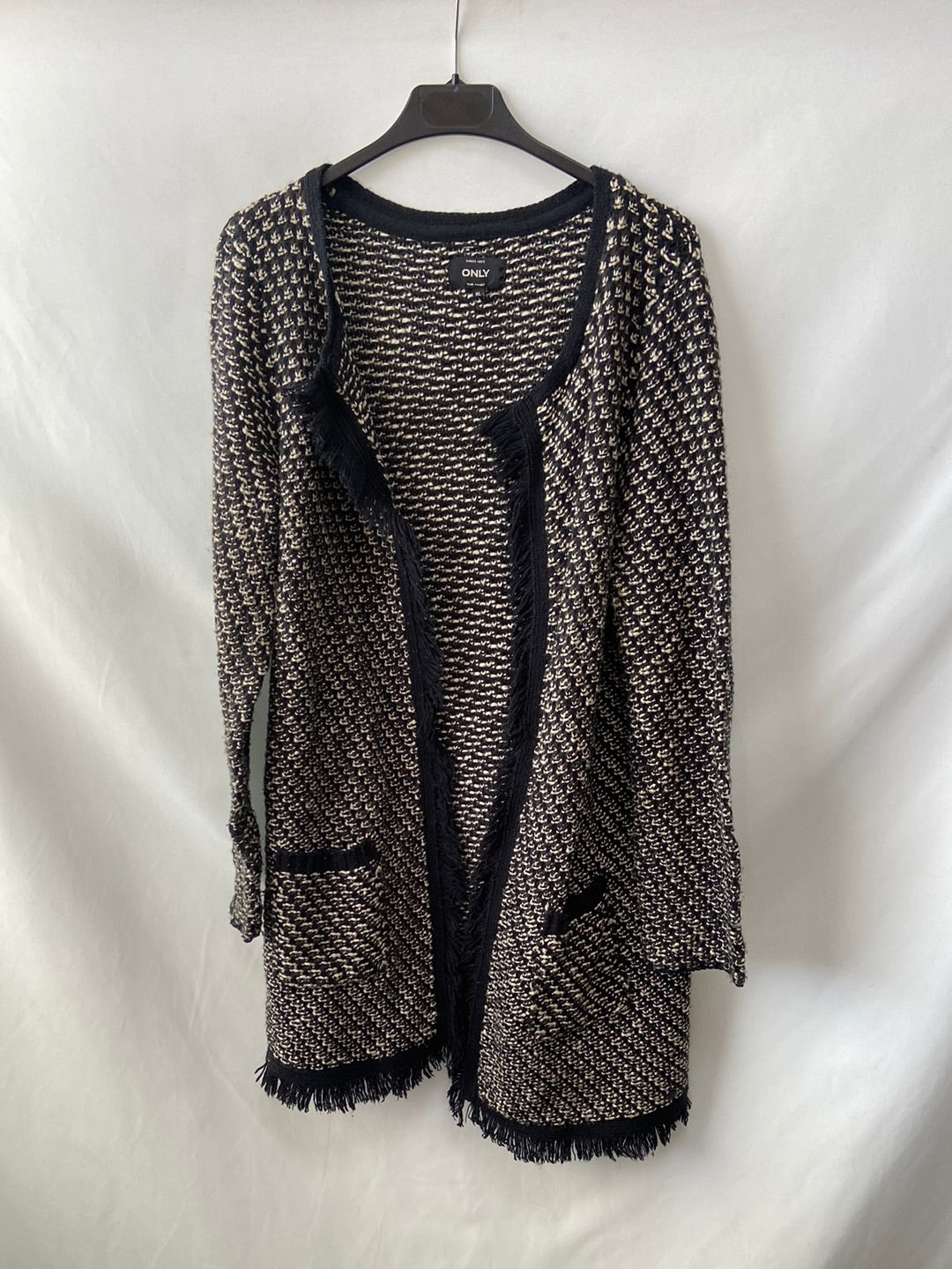 ONLY. Chaqueta de punto blanca y negra con fecos T, xl