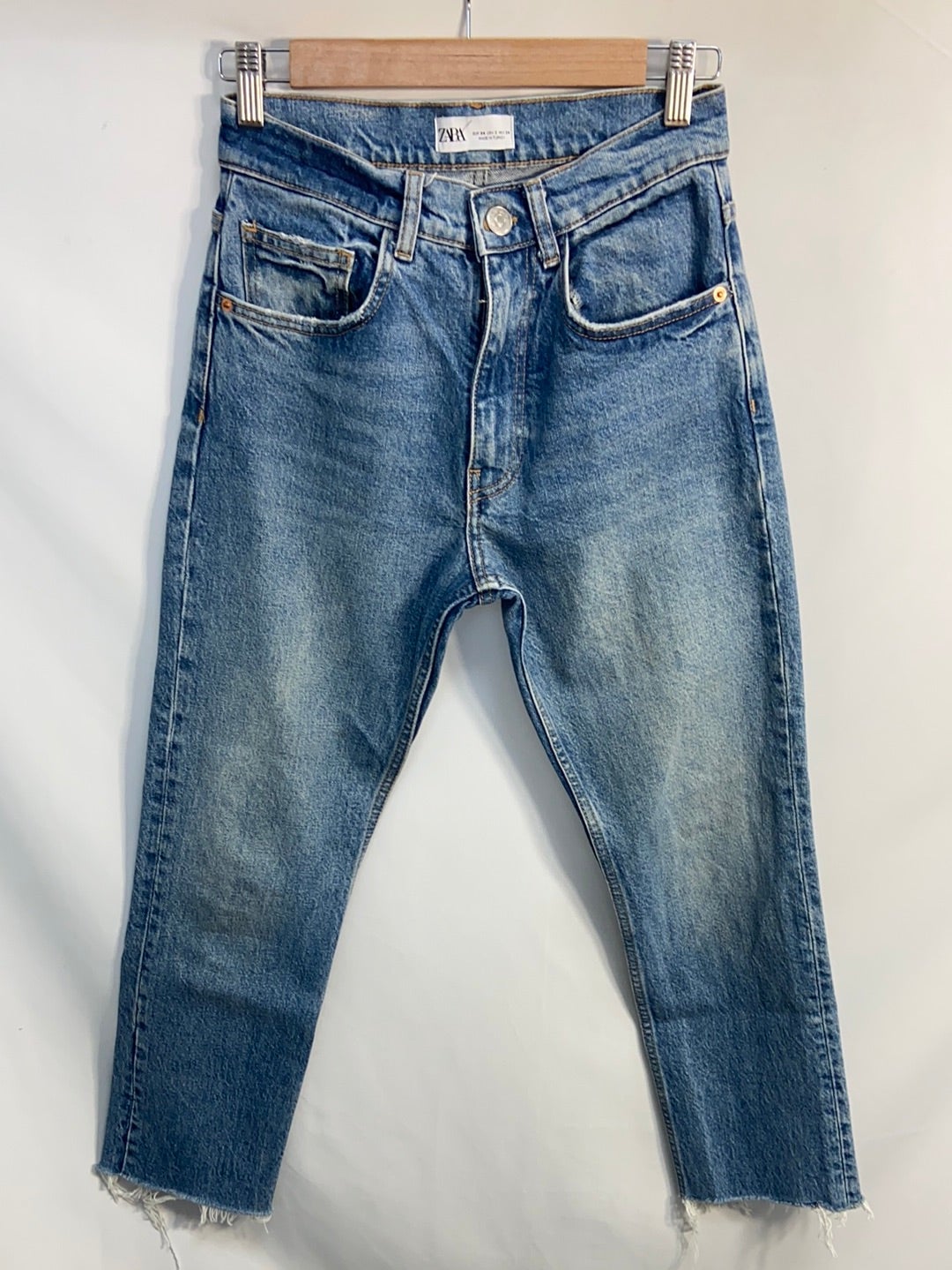 ZARA.Vaqueros rectos deshilachados T.34