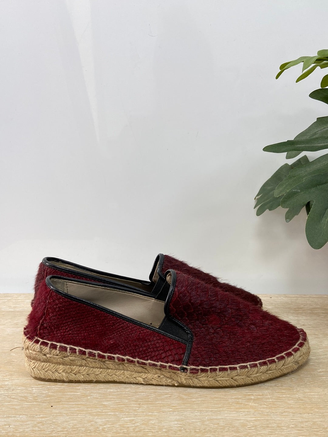 ZARA.Alpargatas burdeos pelito T.37