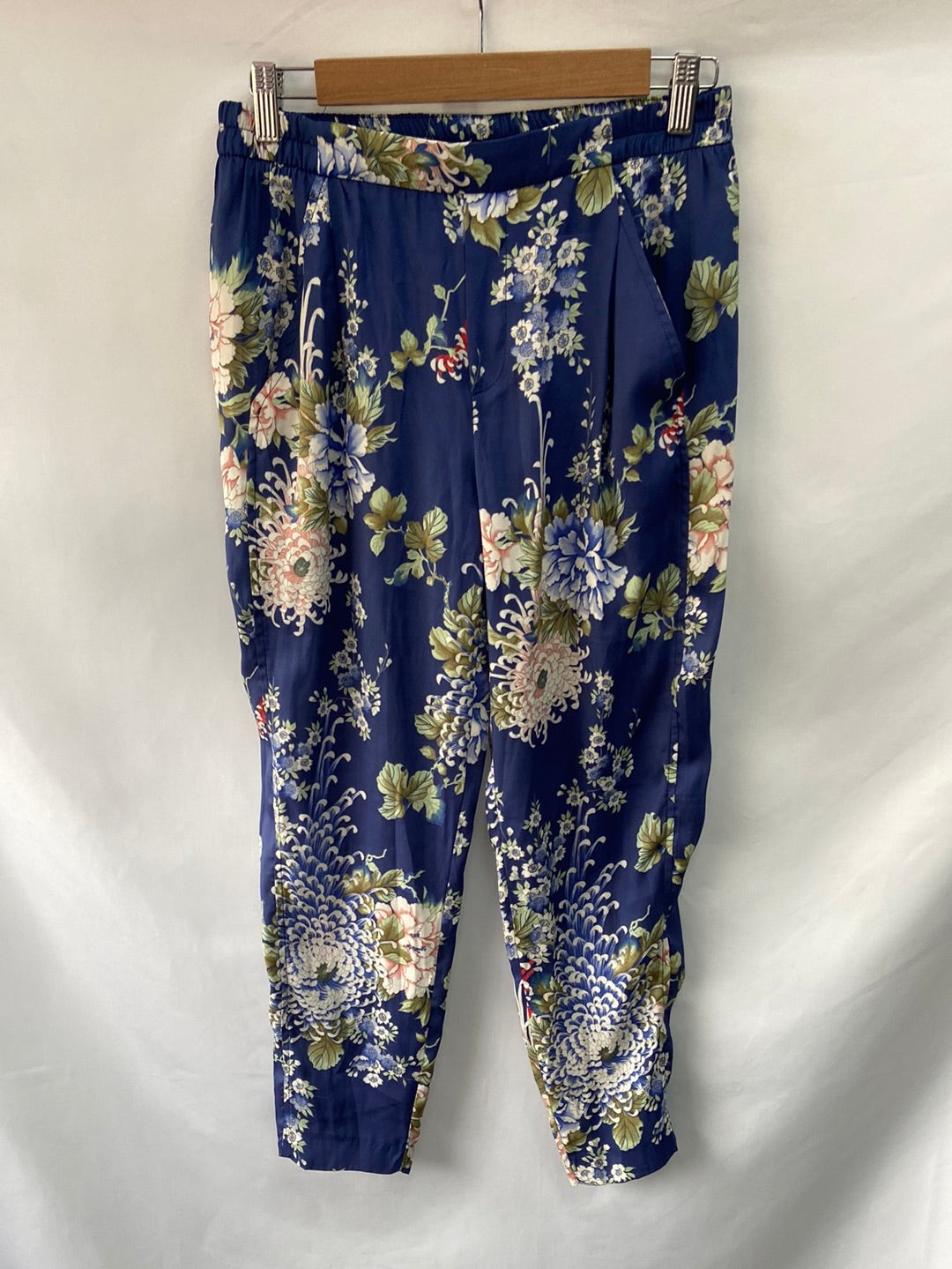 ZARA. Pantalones fluidos