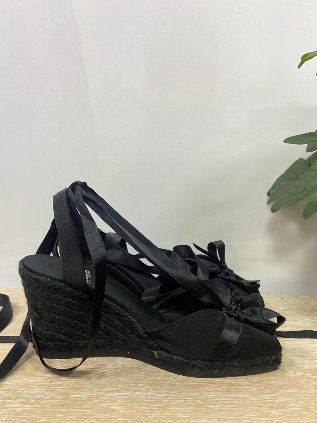 CASTAÑER. Cuñas negras raso T. 38