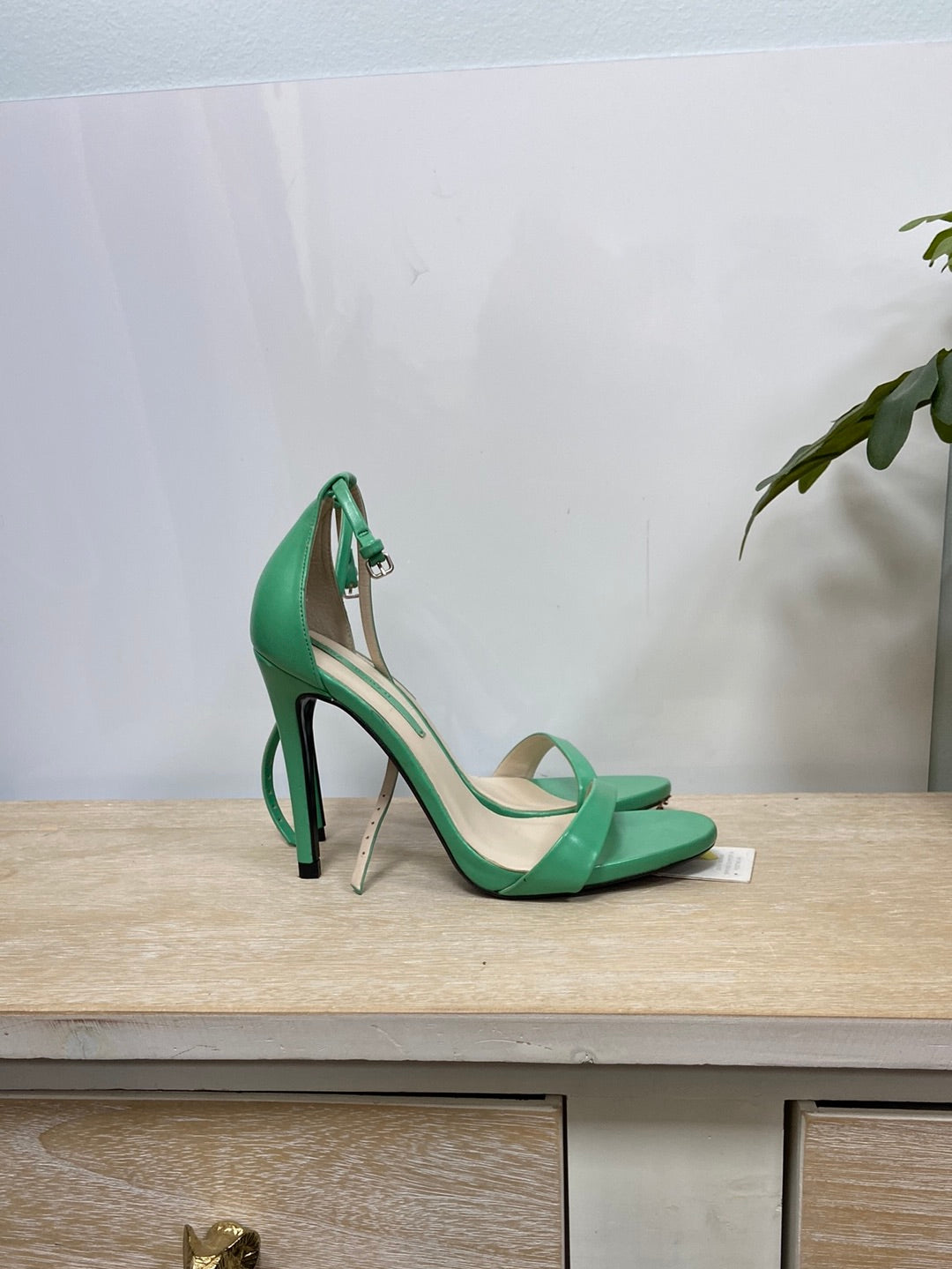 ZARA. Sandalia tacon verde T.37