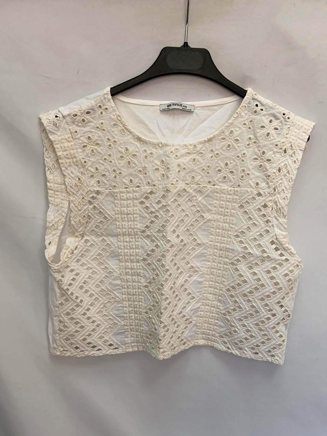 ZARA.Top blanco roto troquelado con forro T.L